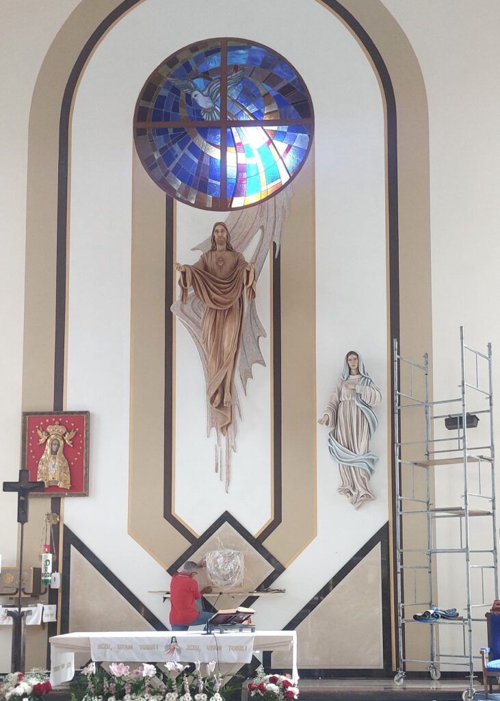 Montaż rzeźby Maryi. Kościół p.w. bł. Jerzego Matulewicza w Koninie