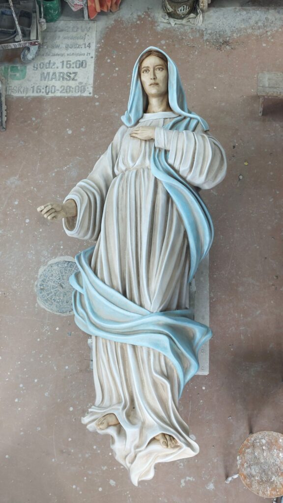 Rzeźba Maryi do kościoła p.w. bł. Jerzego Matulewicza w Koninie Zdjęcie gotowej rzeźby przed montażem.