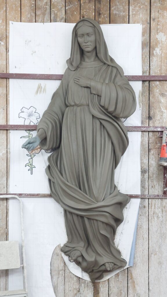 Rzeźba Maryi do kościoła p.w. bł. Jerzego Matulewicza w Koninie Zdjęcie fragmentu podczas realizacji.