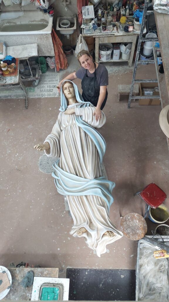 Rzeźba Maryi do kościoła p.w. bł. Jerzego Matulewicza w Koninie Zdjęcie gotowej rzeźby i jej wykonawca Urszula Szczepaniak.