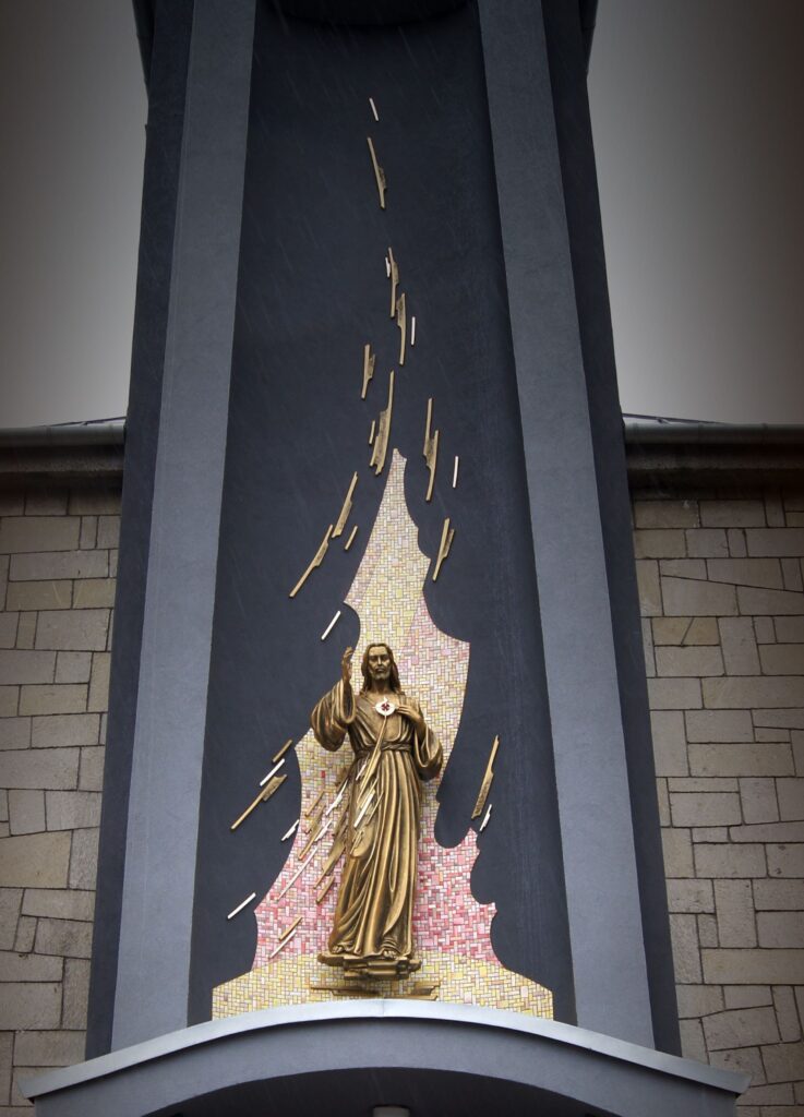 Kościół w Mikołajewicach. Rzeźba Miłosierdzie Boże