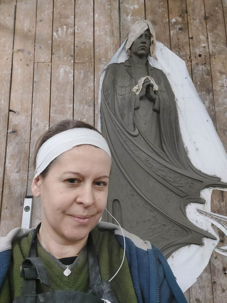 Urszula Szczepaniak podczas pracy nad pła
skorzeźbą