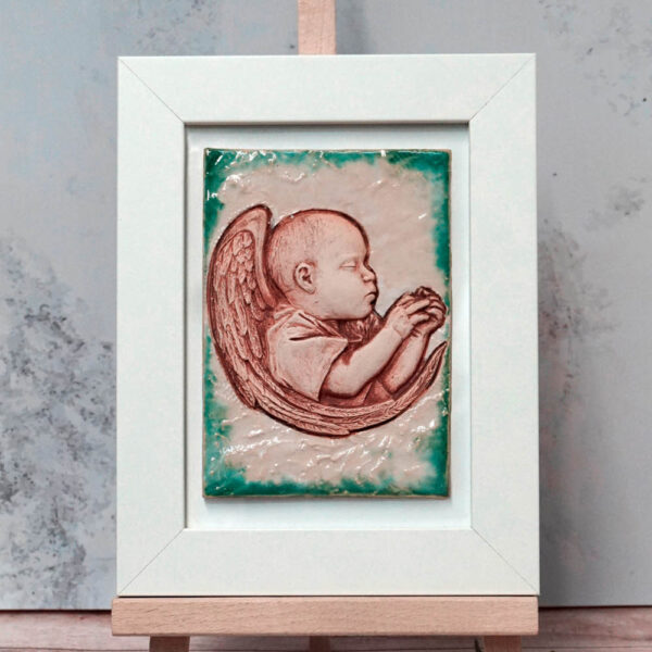 Płaskorzeźba modlący się anioł