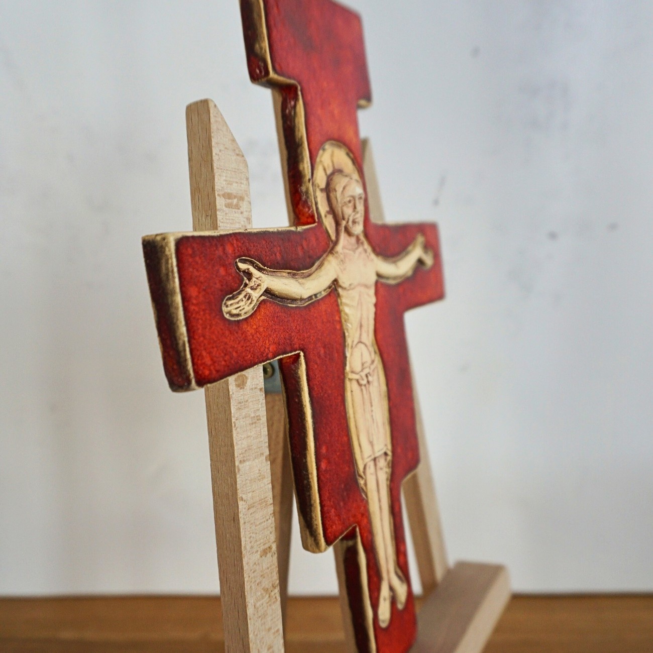 krzyz-ceramiczny-franciszkanski_czerwien_zblizeni krzyz-ceramiczny-franciszkanski_czerwien_zblizeni