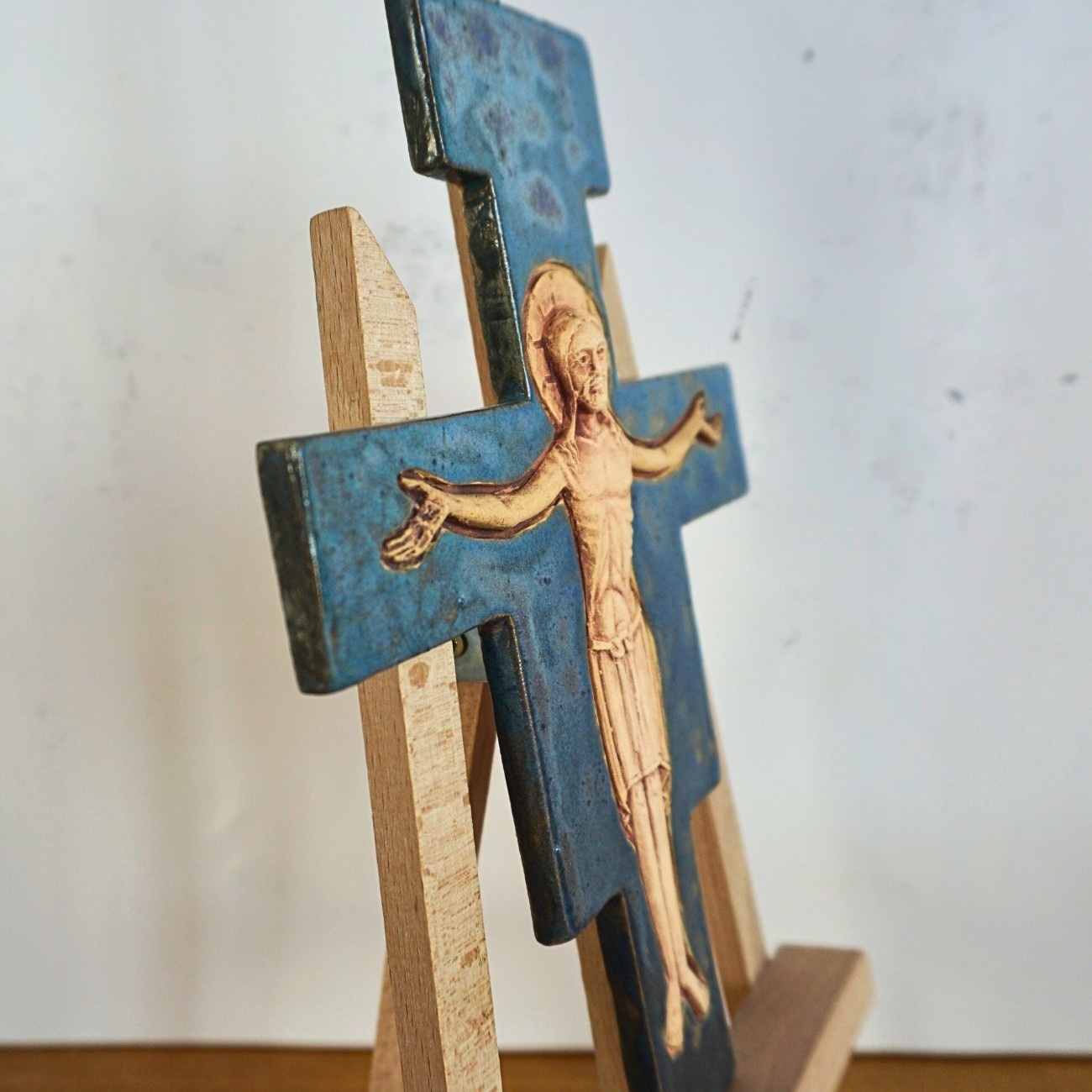 krzyz-ceramiczny-franciszkanski_niebieski_widok-z-bok krzyz-ceramiczny-franciszkanski_niebieski_widok-z-bok