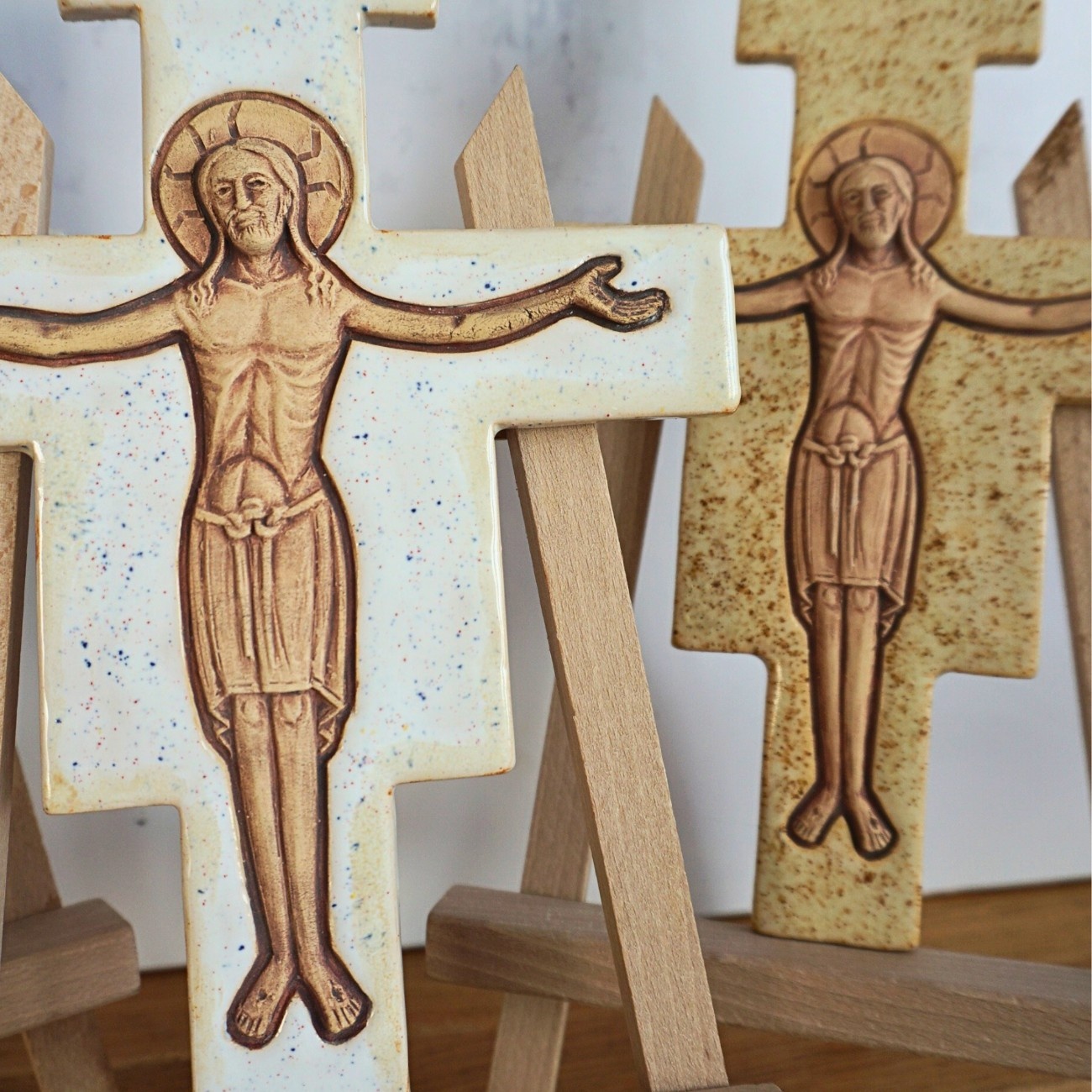 krzyz-ceramiczny-franciszkanski_zestaw-jasny-zblizeni krzyz-ceramiczny-franciszkanski_zestaw-jasny-zblizeni