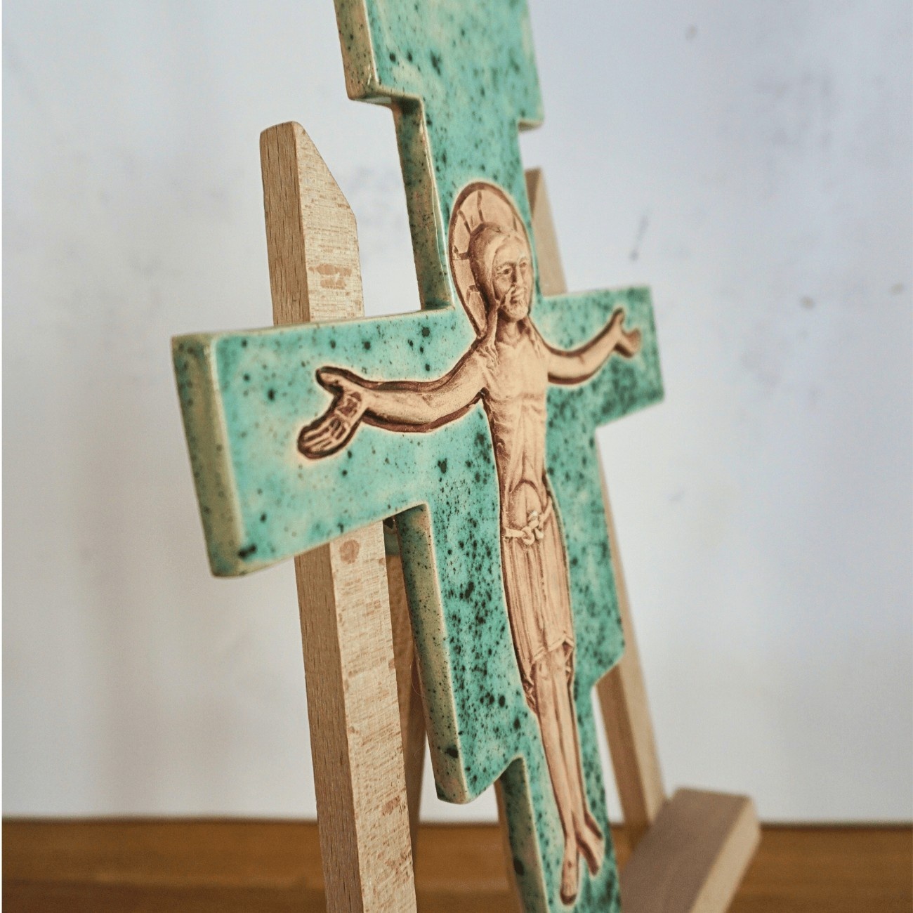 krzyz-ceramiczny-franciszkanski_zielen_zblizeni krzyz-ceramiczny-franciszkanski_zielen_zblizeni