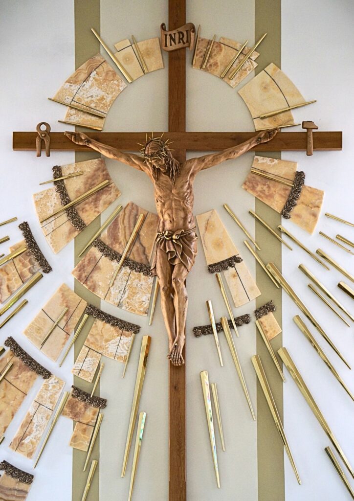 Chrystus na krzyżu rzeźba sakralna Gdańsk -Sobieszewo.