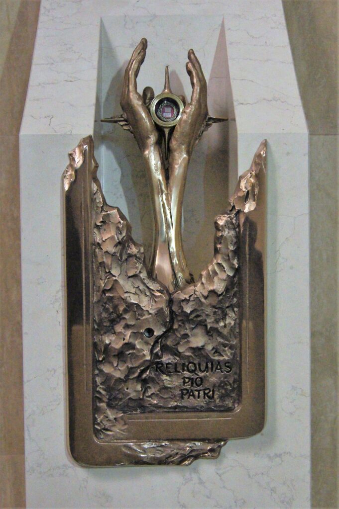 Relikwiarz o relikwiarium. Ilustracja do wpisu